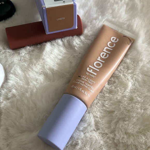 Mini makeup full size bundle (4 items) - Picture 2 of 11